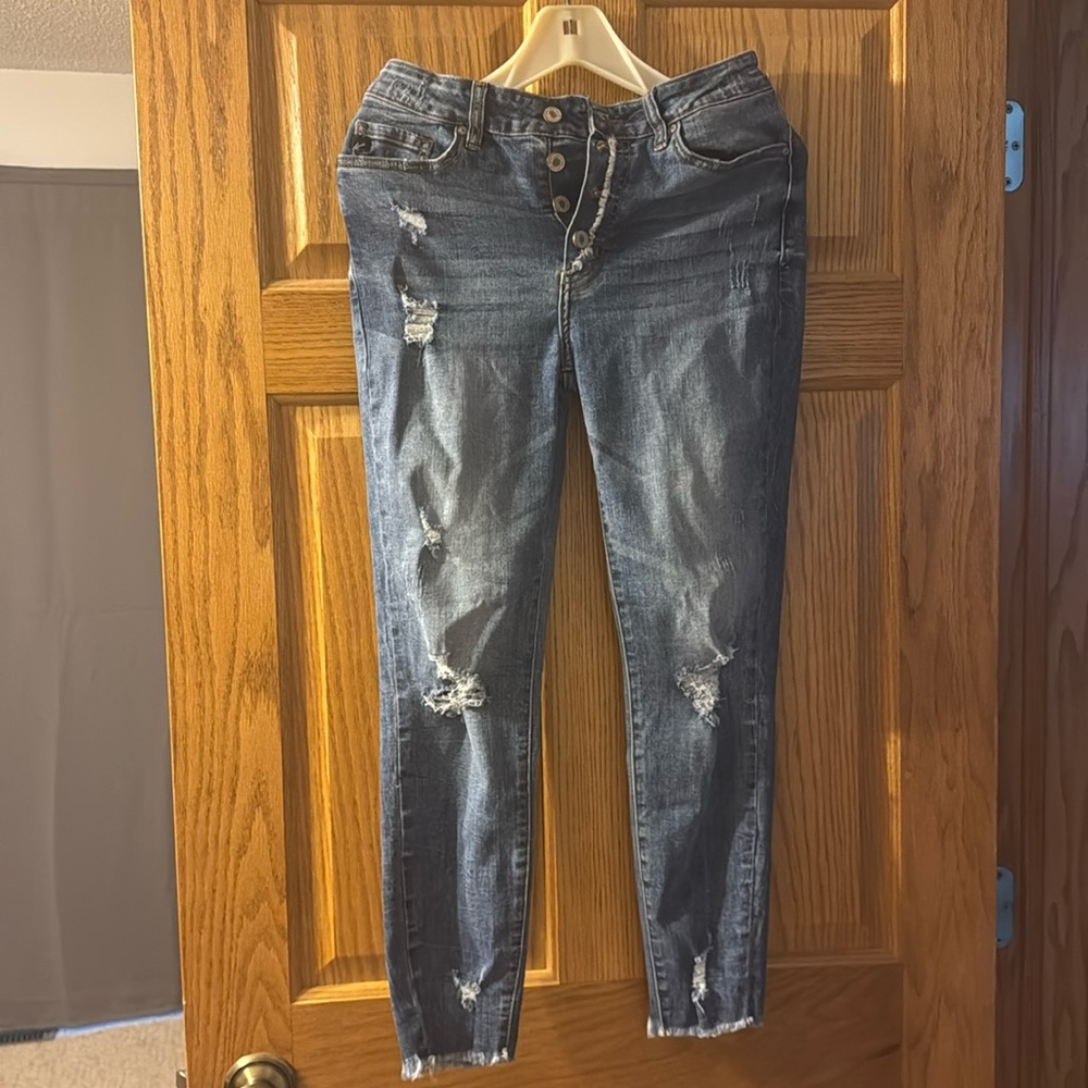 KanCan Distressed Cropped Skinny Jean
9/28
Button Up